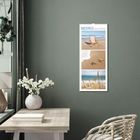 Text „MEERESrauschen“. Darstellung mit Strandmotiven: Liegestuhl, Seesterne und Dünen. Zimmer mit Tisch, Orchideen und Korbstuhl.