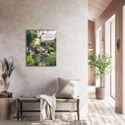 "Geheime Gärten" steht auf einem Kalender. Er hängt in einem hell eingerichteten Raum mit Pflanzen und Sitzgelegenheit.