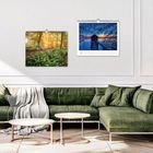 Links: "Augenblicke der Stille", rechts: "2". Raum mit grünem Sofa und weißen Tischen.