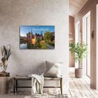 Aufschrift „Deutschland 2024“. Ein Kalender hängt an einer Wohnzimmerwand neben einem Fenster und Pflanzen.