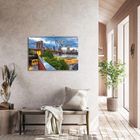 Auf einem Wandkalender steht "New York", daneben helle, luftige Einrichtung mit Bank, Kissen und Pflanzen.