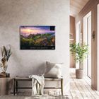 "SPIRIT OF EARTH" auf einem Kalender. Ein gemütlicher Raum mit Bank, Kissen, und Pflanzen in natürlichem Licht.