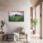 Wort "Meer" auf Kalender über Landschaft mit Wasser und Klippen. Raum mit Holzdetails, Bank, Pflanzen und Kissen.