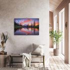 An einer cremefarbenen Wand hängt ein Kalender mit dem Text "BERGE". Darunter ist eine Landschaft mit See und Bäumen.