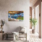 "LIEBLINGSPLATZ" steht auf einer Fotoleinwand. Darunter eine mediterrane Landschaft mit Meerblick. Holzboden, Bank und Pflanzen.