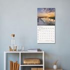 Kalender: "Januar 2027". Foto von einem Steg bei Sonnenuntergang über einem Gewässer. Klare, ordentliche Raumgestaltung.