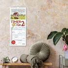 "Timer für 2", Kalender mit Cartoon-Haus und Sprechblasen, darunter eine Tabelle. Im Raum Kissen, Pflanze, Uhr.