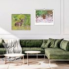 Zwei Kalender an der Wand; links "Wild Life", rechts Juli-Bild einer Maus. Darunter grünes Sofa mit Couchtischen.