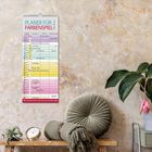 Kalender: "Planer Für 2 Farbenspiel 2024". Tabelle mit Tagen, Spalten für Geburtstage und Notizen. Wanddekoration mit Pflanzen.