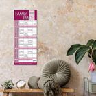 „Family Timer 2027“ mit Namen und Terminen, rosa Hintergrund. Daneben Kissen, Uhr, Pflanze auf rustikalem Tisch.