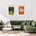 Links: "NOSTALGIE PUR", rechts: ein Engel mit Schriftzug. An einer weißen Wand hängen zwei nostalgische Kalender. Darunter ein grünes Sofa.