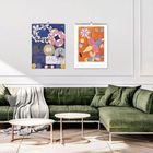 Links: "Hilma af Klint" mit Kreismuster und Foto. Rechts: Farbenfrohe Kreismuster. Grünes Sofa und Couchtische darunter.