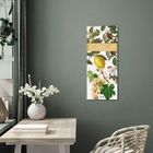 "BOTANICUM" steht in der Mitte eines botanischen Posters auf einer grünen Wand, im Raum weiße Blumen in einer Vase.