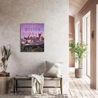 Text: "2024 WELTENBUMMLER". Kalender an einer Wand in einem hellen, modernen Raum mit Bank, Kissen und Pflanzen.