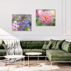 Links "Flower Art", rechts Oktober mit Kalender. Zwei Blumenbilder an Wand, grüne Couch, zwei runde Tische.