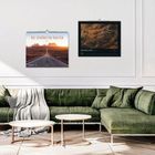 „DIE SCHÖNSTEN ROUTEN 2021“, „HIGHWAY 163 USA“, „HRADZANA ROUTE“. Zwei Kalender an einer weißen Wand über einem grünen Sofa.