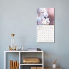 Kalenderblatt Januar 2023 mit Zitat: "Wer lebt, sieht viel. Wer reist, sieht mehr." Daneben ein Regal mit Karaffe und Büchern.