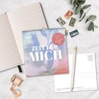 2027. ZEIT FÜR MICH. Impulse für ein achtsames Jahr. Kalender auf Schreibtisch mit Notizbuch, Postkarten, Pflanzen.
