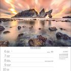 Text: Dezember 12/2027. Oben landschaftliches Foto von Aitih Beach, Nusa Penida, Indonesien mit dramatischen Wolken.