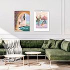 Links "PARADISE", rechts © Hinweis. Zwei bunte Kalender hängen über einem grünen Sofa in modernem Wohnzimmer.