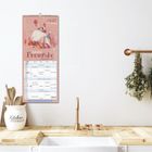 Text: "Kleine Freunde Familienplaner 2024". Darunter Kalenderblatt. Illustration: Tier mit Partyhut und Geschenken. Küche.