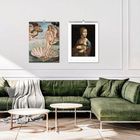 Links: "Renaissance". Zwei Kalender hängen über einem grünen Sofa. Einer zeigt Botticellis Venus, der andere ein Porträt.