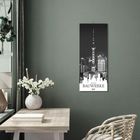 2024 BAUWERKE; Kalender zeigt berühmte Bauwerke; im Raum mit Tisch, Sessel und Blumenvase an grüner Wand.