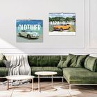 Links "OLDTIMER 2027", rechts "VW 1972 KARMANN GHIA". Zwei Kalender an einer Wand über einem grünen Sofa.