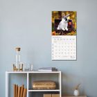 „November 2027“ und „Sonntag bis Samstag“ steht auf einem Kalender, darüber ein Kaninchenfoto. Wandregal mit Deko darunter.