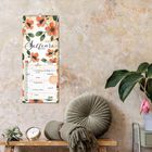 Text: "2024 Selfcare." Kalender mit Blumenmotiv an einer strukturierten Wand. Daneben Pflanzen, Kissen und eine Uhr.