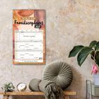 "METALLIC GLAM Familienplaner 2023" steht oben. Darunter Kalender an Wand, daneben Pflanze, Kissen und Uhr auf Tisch.