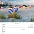 Dezember 12/2027 Kalender, Borkum, Ostfriesland. Strand mit Strandkörben und Dünen, blau-weißer Himmel, beruhigende Küstenlandschaft.