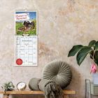 „Planer für Rentner 2022“ steht über einem Kalender mit Wanderschuhen und einer Graslandschaft. Darunter gemütliches Interieur.