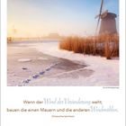 Text: "Wenn der Wind der Veränderung weht, bauen die einen Mauern und die anderen Windmühlen. Chinesisches Sprichwort."
Ein verschneiter Weg führt zu einer Windmühle.