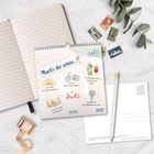 „Mach’s dir schön im Juli 2027.“ Kalenderblatt mit Sommermotiven: Sonnenaufgang, Fahrrad, Getränk, Waldbouquet.