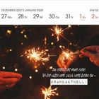 DEZEMBER 2027/JANUAR 2028, KW 52. Hände halten Wunderkerzen vor verschwommener Lichtdekoration.