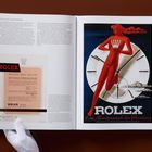 Links Text über Rolex Präzisionsuhren. Rechts Illustration: rote Figur vor Uhr, Text "Rolex Ein Meisterwerk der Präzision".