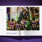 Auf den Trikots stehen "JOHNSON 32", "MC GEE 40", "WORTHY 42". Basketballspieler sitzen, Trainer gestikuliert.
