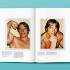Texte: Seite 154, Seite 155.  
Ein Bodybuilder posiert vor einem großen Publikum in einem vollen Saal.