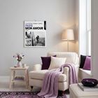 "COLLECTION GAMMA/RAPHO, PARIS MON AMOUR 2027." Ein gemütliches Wohnzimmer mit einem Sessel, Tisch, Blumen und Wandkalender.