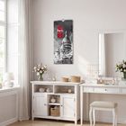 „Paris je t’aime“, Kalender 2023. Helle, elegante Einrichtung mit weißen Möbeln, Blumen und Spiegel.