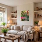 „Lust auf Land“ Kalendertitel: „Paradiesische Gärten 2024“. Gemütliches Wohnzimmer mit Sofa, Pflanzen und Holzmöbeln.