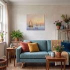 Text: „DIE KUNST DER STILLE 2024“. Ein Wohnzimmer mit Sofa, Pflanzen und einem Kalender mit Segelboot-Illustration an der Wand.