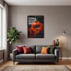 „Frühling Sommer Herbst & Winter 2023“. Ein Kalender mit einer großen Mohnblüte an der Wand über einem grauen Sofa.