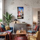 "Inside London 2021." Wohnzimmer mit weißen Backsteinwänden, Pflanzen, moderner Beleuchtung und gemütlichen Möbeln.