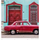 Kalenderseite mit dem Monat März 2027. Ein rotes Auto vor einem türkisfarbenen Haus mit roten Türen und Fenstern.