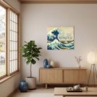 Text: "Hokusaï, 2023". Illustration eines großen blauen Ozeanwellen-Gemäldes, Kalender an der Wand.