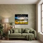 Auf einem grünen Sofa sitzend, zeigt die Illustration "Naturparadies Deutschland" eine malerische Flusslandschaft.