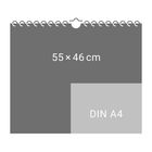 "55 × 46 cm" und "DIN A4". Oben Spiralbindung, daneben ein kleines DIN A4 Rechteck. Dunkler Hintergrund.