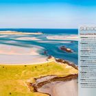 Texte: „Süd Donegal – Unser perfektes Wochenende.“ Landschaft mit grünem Land, blauem Wasser und Sand.